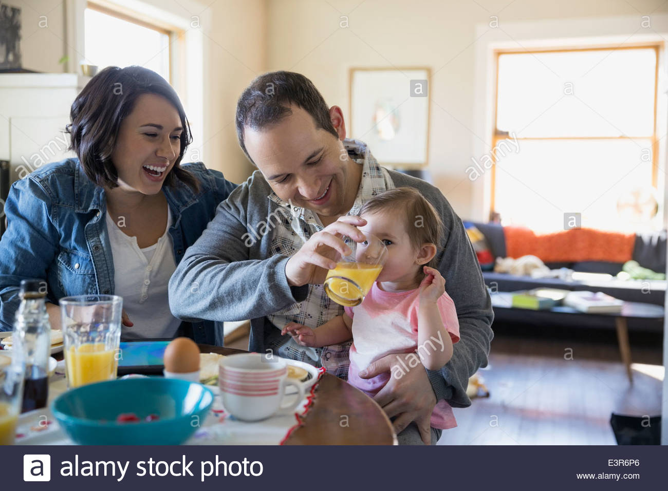 Junge Familie Frühstück am Esstisch Stockfoto