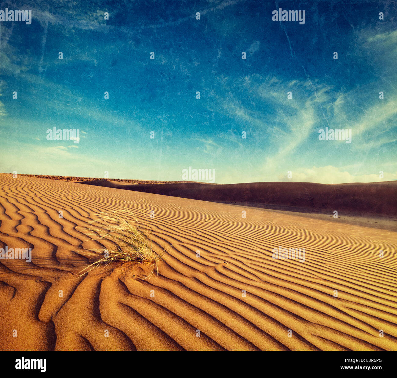 Vintage Retro-Hipster Stil reisen Bild der Dünen der Wüste Thar. Sam-Sand-Dünen, Rajasthan, Indien mit Grunge Texturen überlagert Stockfoto