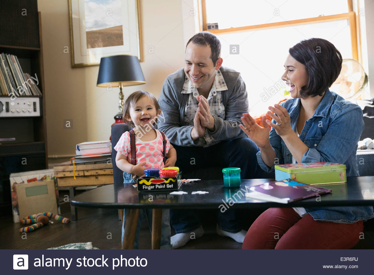 Junge Familie im Wohnzimmer spielen Stockfoto
