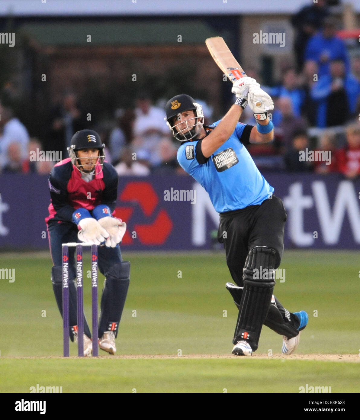 Hove, UK. 27. Juni 2014.   Sussex Haie V Middlesex Panthers T20 Blast match bei Hove Sussex Chris Nash zerschlägt den Ball für sechs Läufe auf ihrem Weg zum Sieg Stockfoto