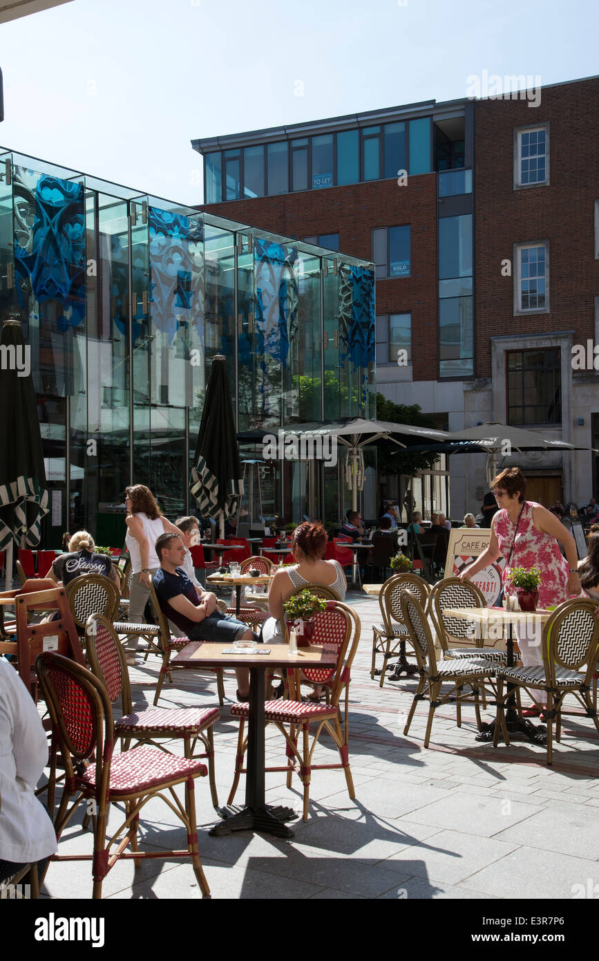 Exeter City Center Café. Devon England UK Alfresco Essen an einem Sommertag Stockfoto