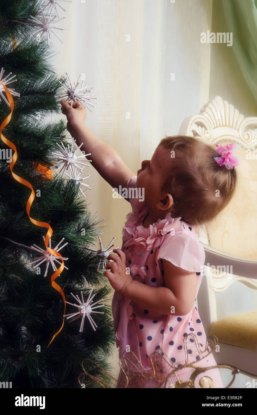Kleines Mädchen ist Weihnachtsbaum schmücken. Stockfoto