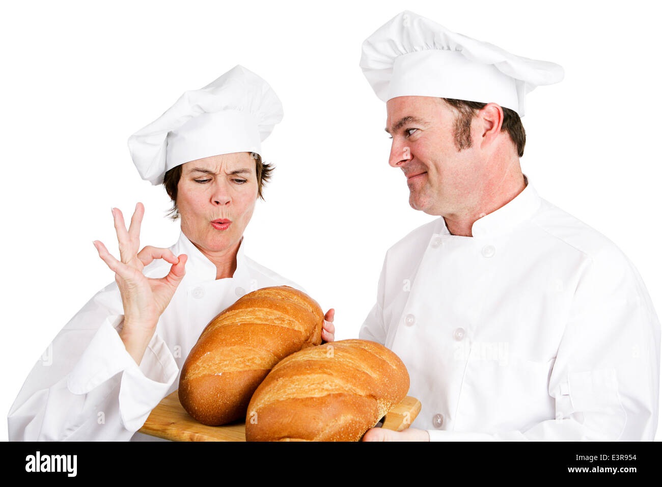 Bäckermeister Komplimente Chef Trainee auf seine perfekte Brote. Isoliert auf weiss. Stockfoto