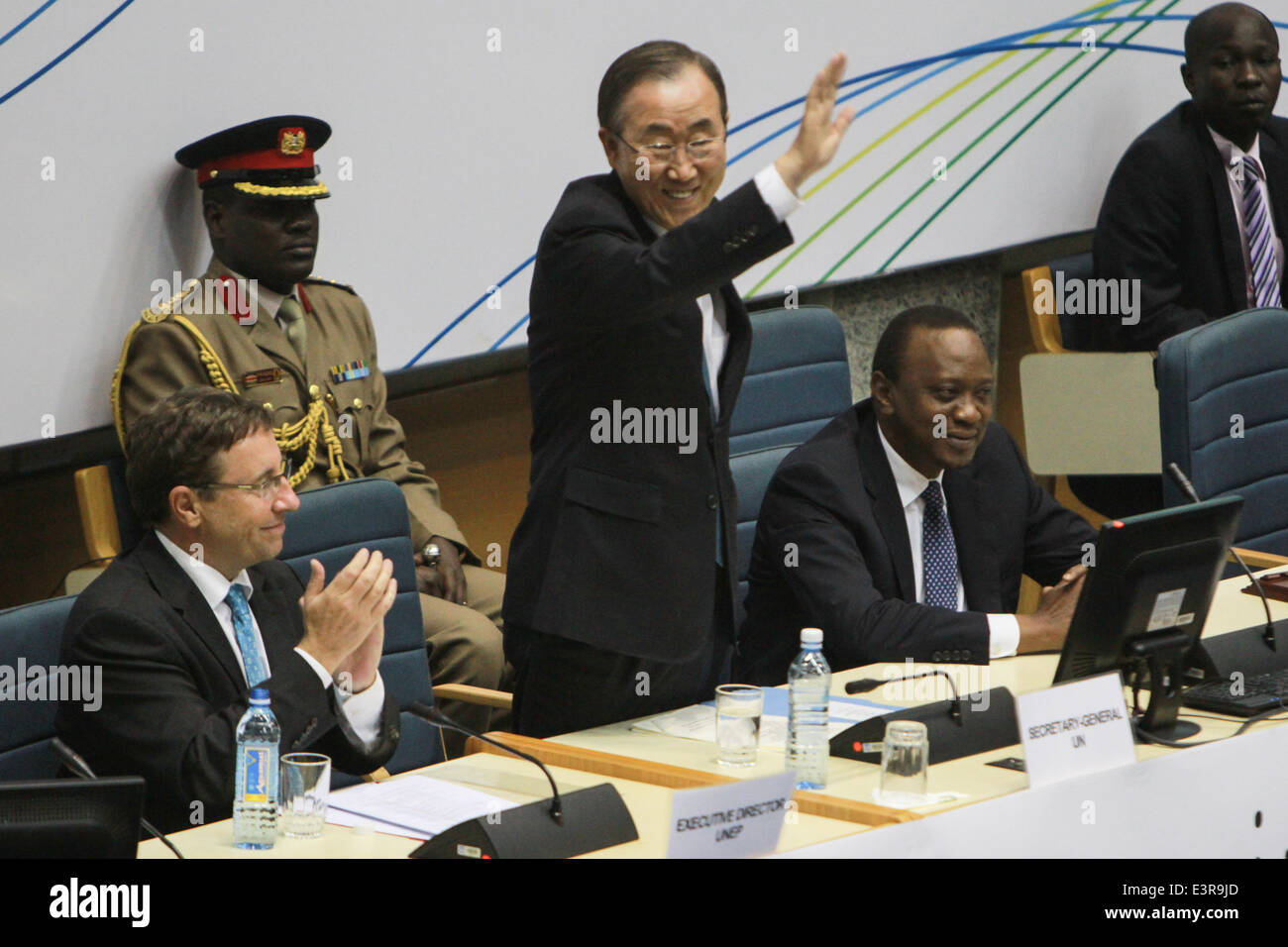 Nairobi, Kenia, 27. Juni 2014. Vereinten Nationen (UN) Secretary General Ban Ki-Moon (C) zusammen mit Kenyan President Uhuru Kenyatta (r) und UNO Umweltprogramm (UNEP) UN unter Generalsekretär und Exekutivdirektor Achim Steiner (l), begrüssen die Delegierten während der offiziellen Schließung des UNO-Umwelt-Montage (UNEA) High-Level Segment Hauptquartier der Programm der Vereinten Nationen (UNEP) in Nairobi, kenianischen Hauptstadt, sie sagte, dass es ist nur der Anfang , Veränderung liegt in der Luft, das Rennen hat begonnen, es ist Zeit zu führen. Bildnachweis: Tom Maruko/Pacific Press/Alamy Live Stockfoto