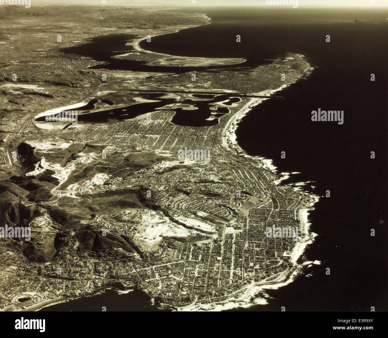Eine Luftaufnahme der Gegend von San Diego aus den 1960er Jahren, aufgenommen von Howard Rozelle. Das Foto zeigt das Wachstum und die Landschaft der Stadt während dieses Transformationsjahrzehnts für Luftfahrt und Stadtentwicklung. Stockfoto