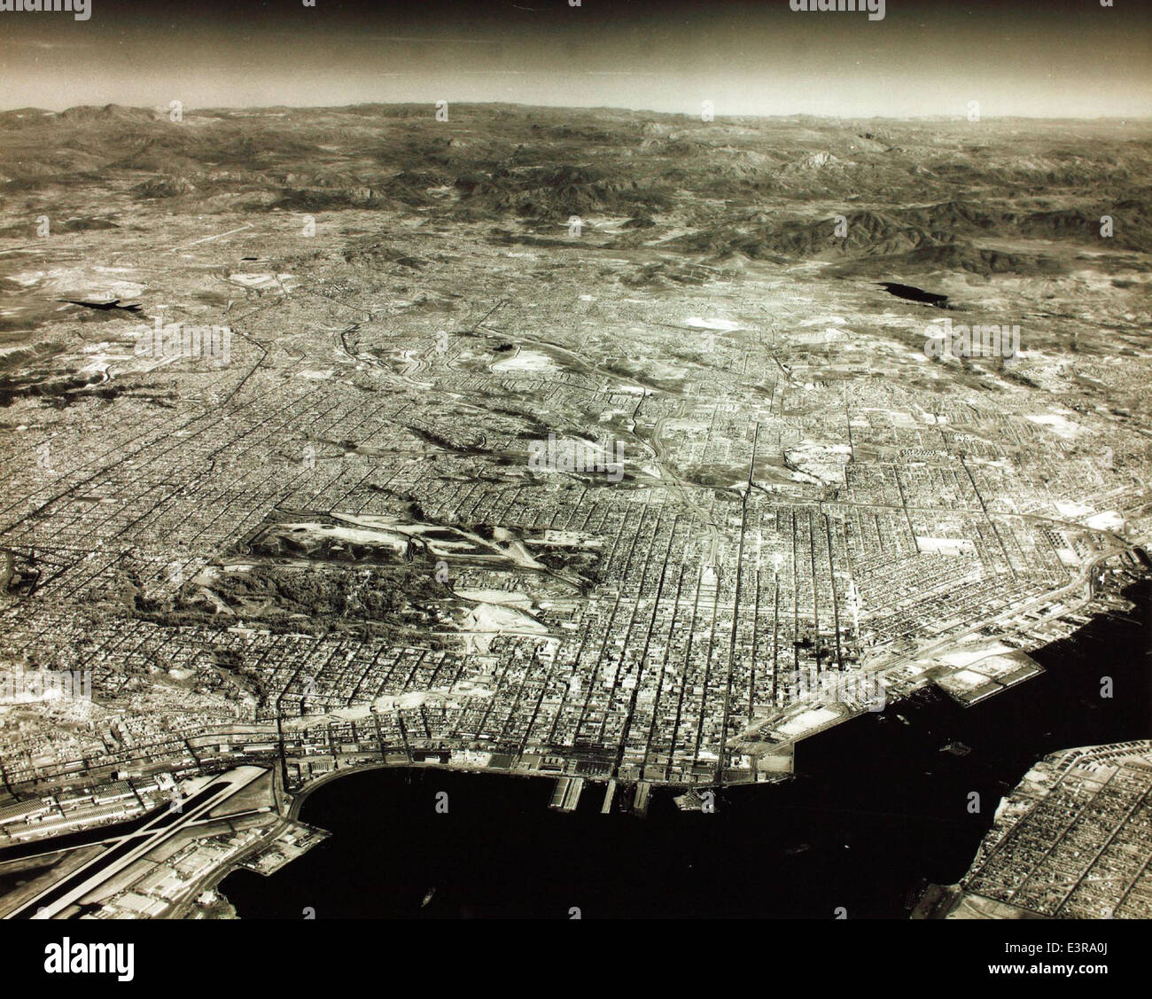 Luftaufnahmen von Howard Rozelle in den 1960er Jahren, die die Gegend von San Diego zeigen. Die Bilder geben einen historischen Blick auf die Stadt- und Industrielandschaft während dieses Jahrzehnts. Stockfoto