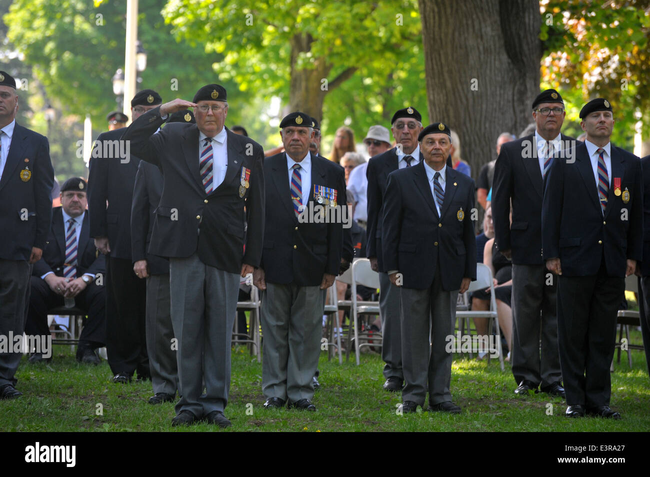 Politiker, besuchen Mitglieder der Öffentlichkeit, Veteranen und militärisches Personal servieren eine Zeremonie zum 70. Jahrestag des d-Day. Stockfoto