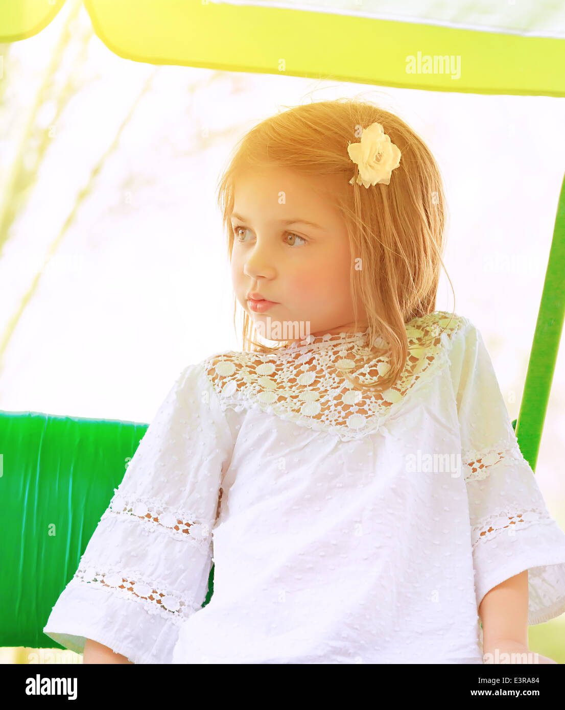Porträt der entzückende kleine Mädchen auf einer Schaukel im Freien an sonnigen Tagen, Aktivitäten im Sommer Reiten Spaß im Kindergarten Stockfoto