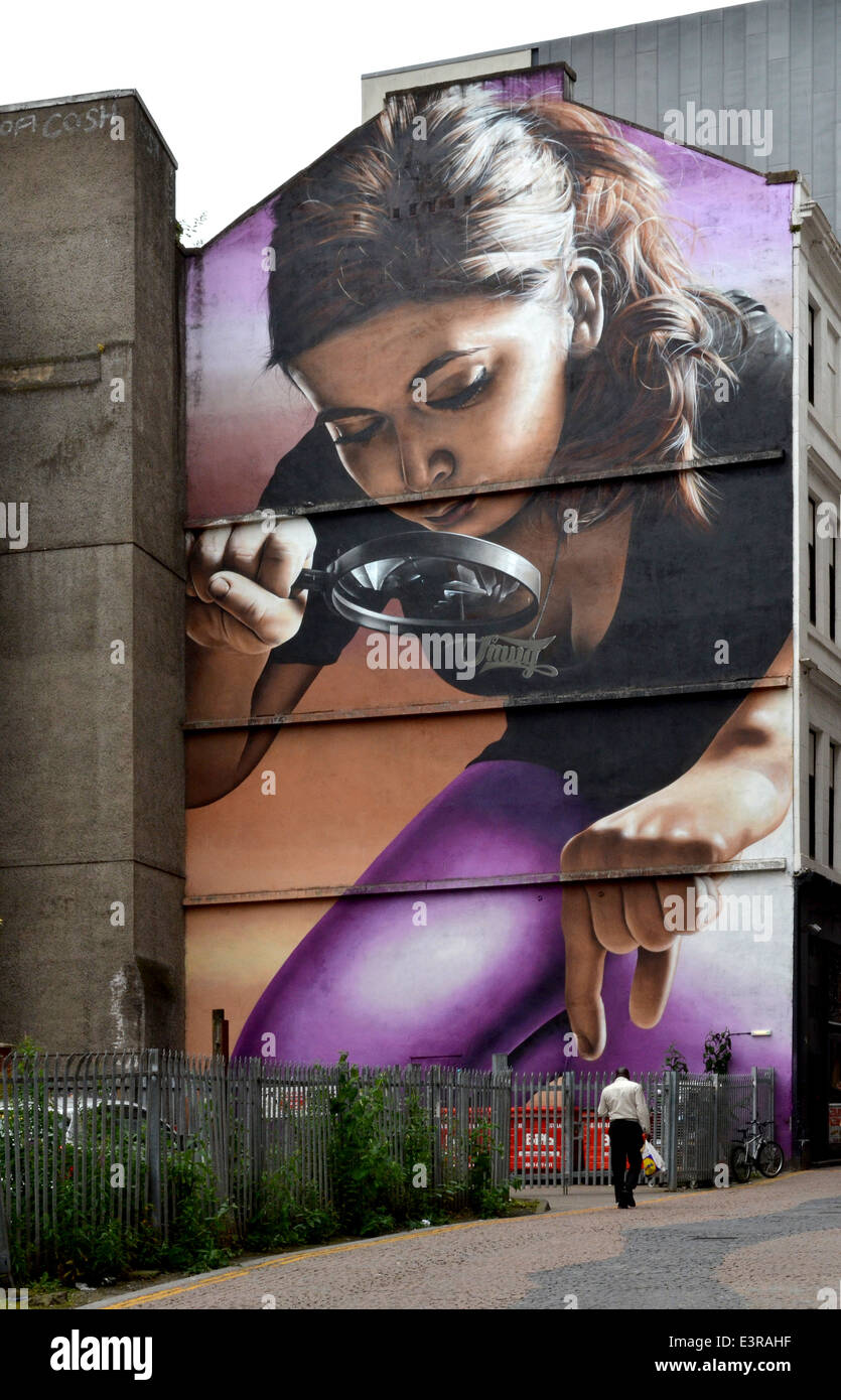 Ich sehe. Ein Mann von einer riesigen Dame überprüft werden. Wand-Graffiti in der Mitchell-Spur einmal nur Arglye Street in Glasgow. Stockfoto