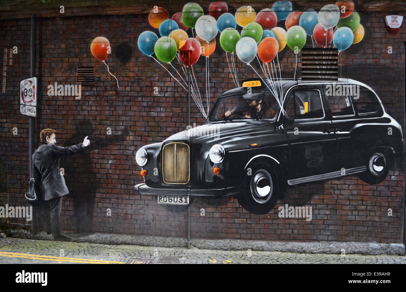 Taxi! Das schwimmende Taxi, schweben mit Luftballons. Graffiti in der Mitchell-Gasse, nur ausschalten Argyle Street in Glasgow Stockfoto