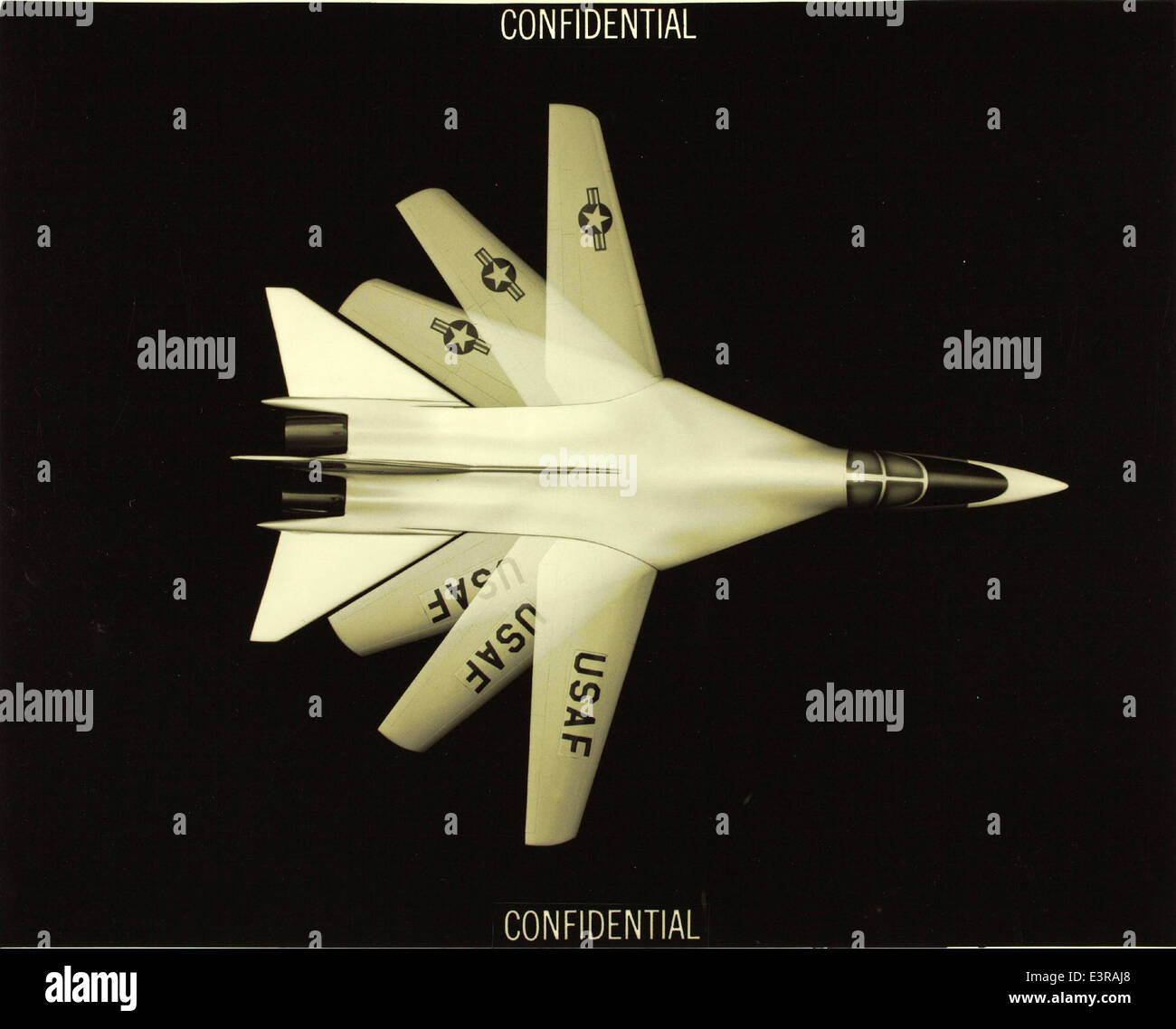 Der Convair/General Dynamics F-111 wurde zwischen 1965 und 1975 in Fort Worth entwickelt. Als vielseitiges Flugzeug spielte es sowohl bei taktischen als auch bei strategischen Bombenangriffen eine wichtige Rolle. Die F-111 war bekannt für ihren variabler Flügelflügel und die fortschrittliche Avionik für die damalige Zeit. Stockfoto