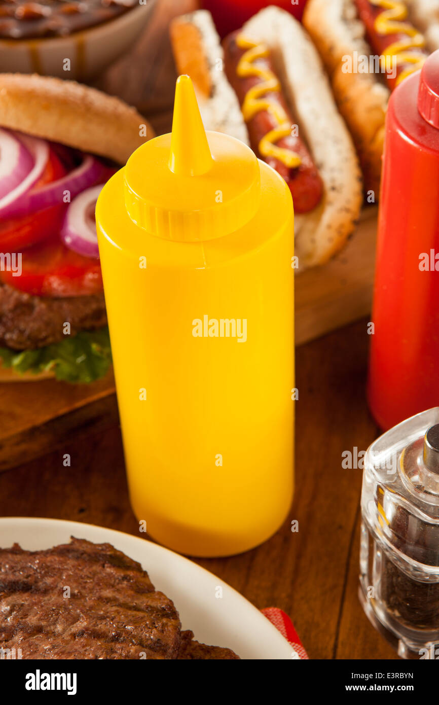 Organc gelb Senf in einer Flasche auf einem Hintergrund Stockfoto