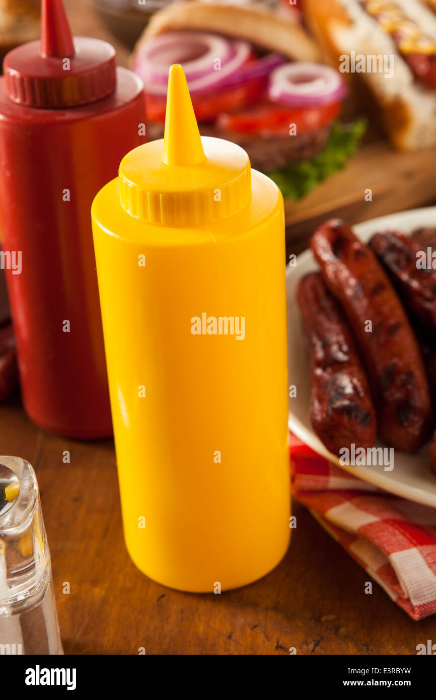 Organc gelb Senf in einer Flasche auf einem Hintergrund Stockfoto