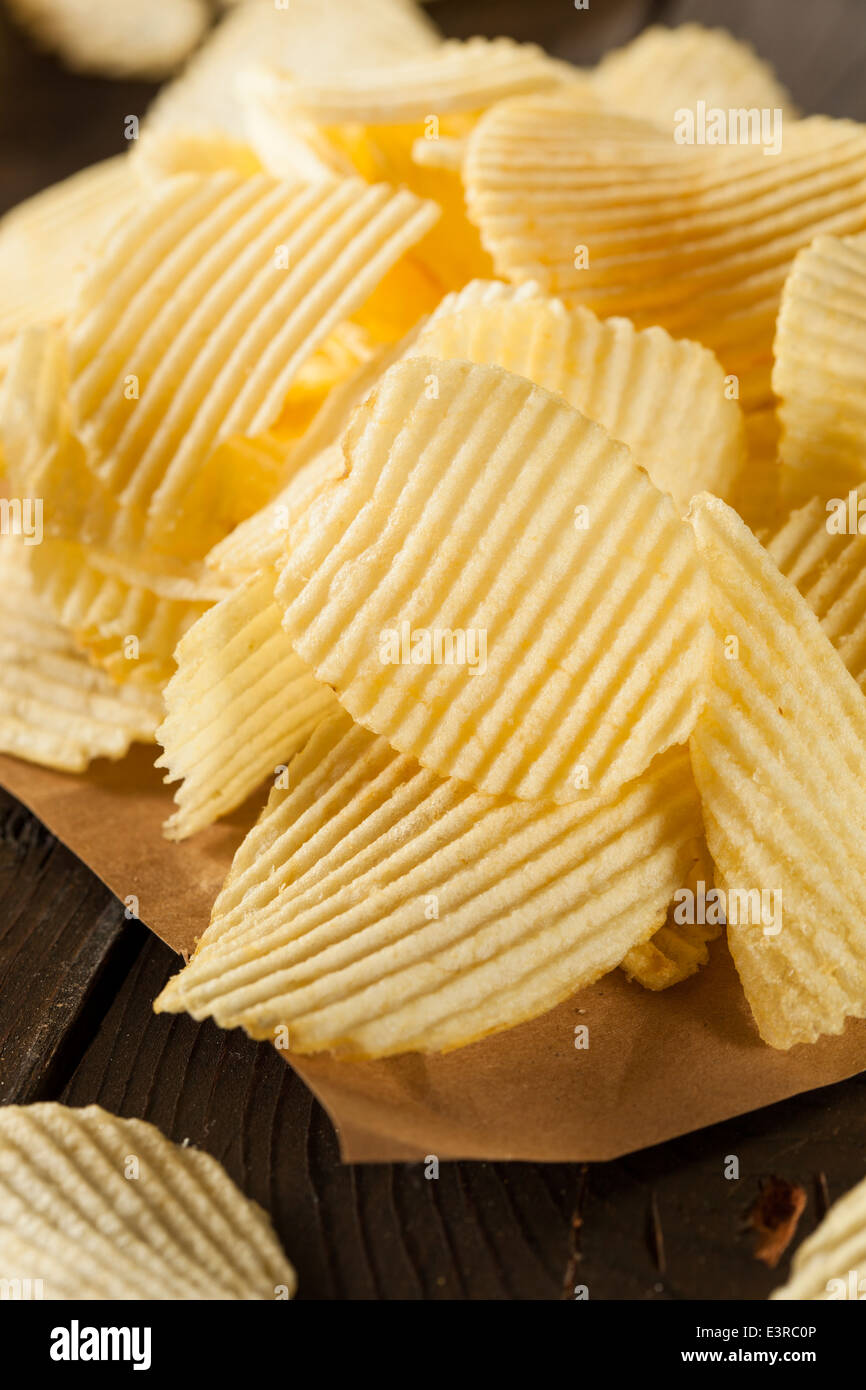 Ungesunde Crinkle geschnittene Kartoffelchips verzehrfertige Stockfoto