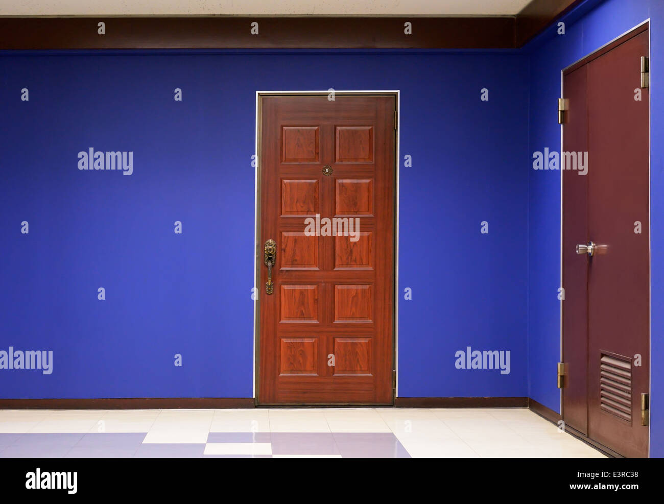 Wohnung Holztür und blaue Wand Hintergrundtextur Stockfoto