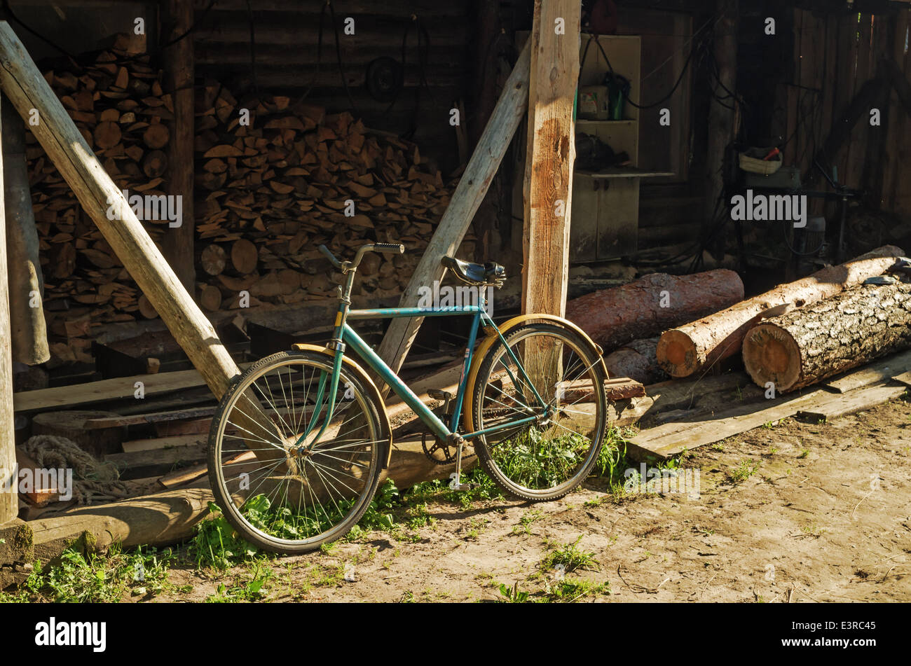 das alte Fahrrad in den Hof des ländlichen Hauses Stockfoto