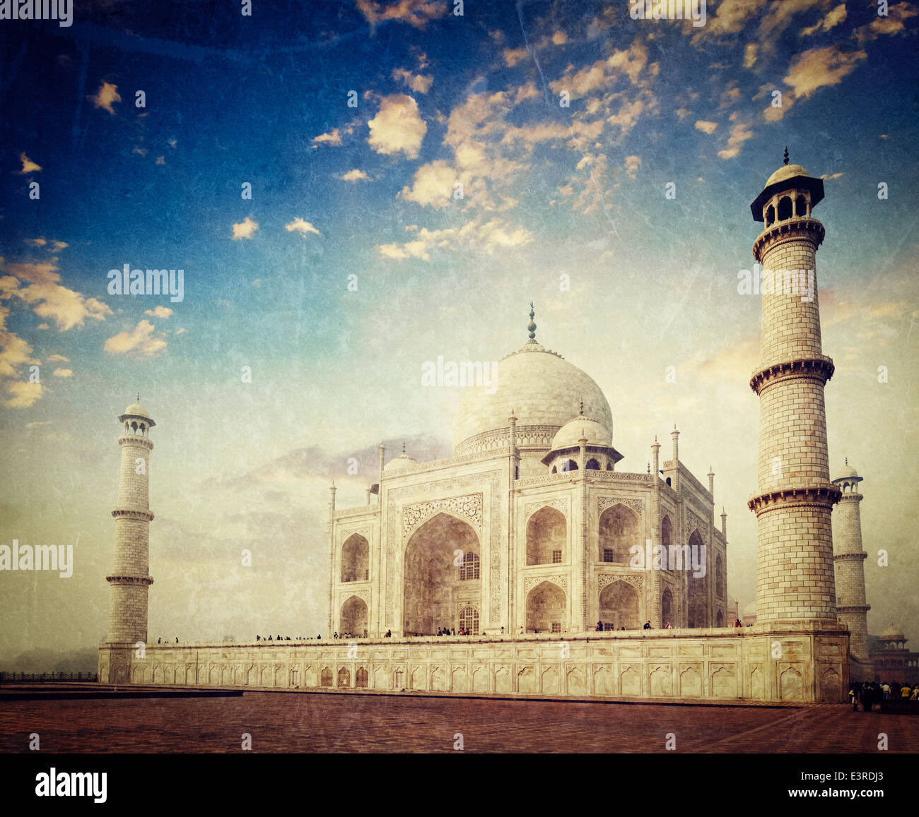 Vintage Retro-Hipster Stil reisen Bild des Taj Mahal auf Sonnenaufgang. Indischen Symbol - Indien Reisen Hintergrund mit Grunge Texturen Stockfoto