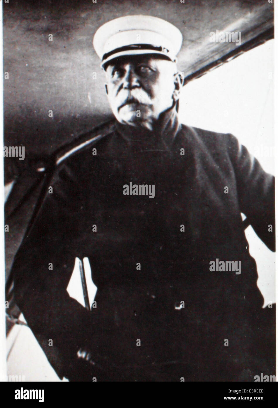 Dieses Bild zeigt Charles Donald Larson und Ferdinand von Zeppelin, den renommierten deutschen Erfinder und Gründer des Zeppelin-Unternehmens. Larson war eine Schlüsselfigur bei der Entwicklung von Zeppelin-Luftschiffen, die den Luftverkehr Anfang des 20. Jahrhunderts revolutionierten. Die Zusammenarbeit zwischen Larson und von Zeppelin war entscheidend für die Entwicklung starrer Luftschiffe und trug zur Geschichte der Luftfahrt bei. Stockfoto