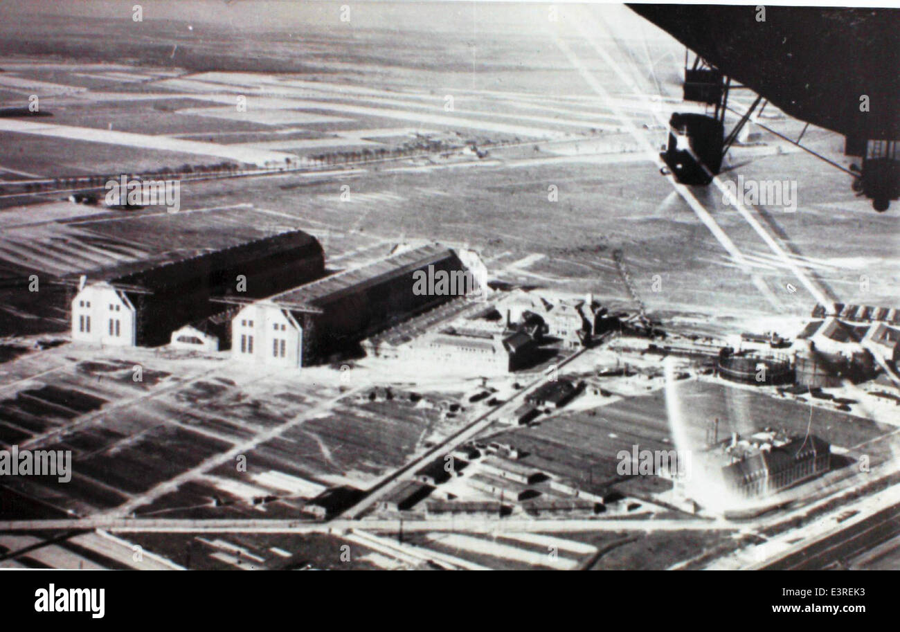 Dieses Bild aus dem Jahr 1918 zeigt einen Zeppelin des deutschen Flugzeugherstellers Staaken. Lou Larson, ein Luftfahrthistoriker, erfasst die historische Bedeutung des Zeppelins als Teil des Luftkrieges des Ersten Weltkriegs. Stockfoto