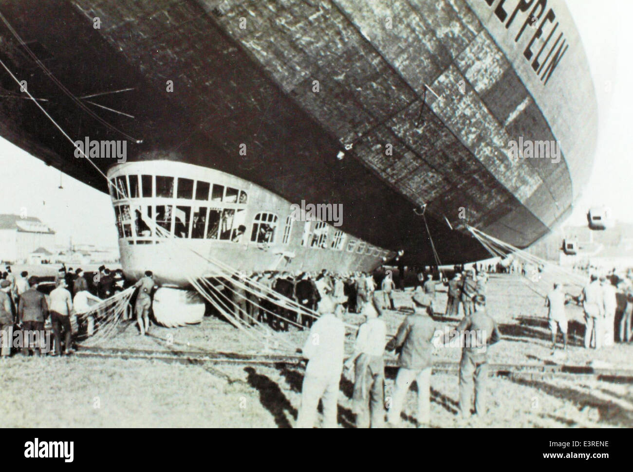 Die D-LZ 127, bekannt als Graf Zeppelin, war ein deutsches Starrluftschiff, das 1929 für Langstreckenflüge eingesetzt wurde, darunter auch für eine Weltumsegelung. Dieses Bild zeigt den Zeppelin der Deutschen Zeppelin-Reederei und sein Design, das in der Luftfahrtgeschichte des frühen 20. Jahrhunderts von entscheidender Bedeutung ist. Stockfoto