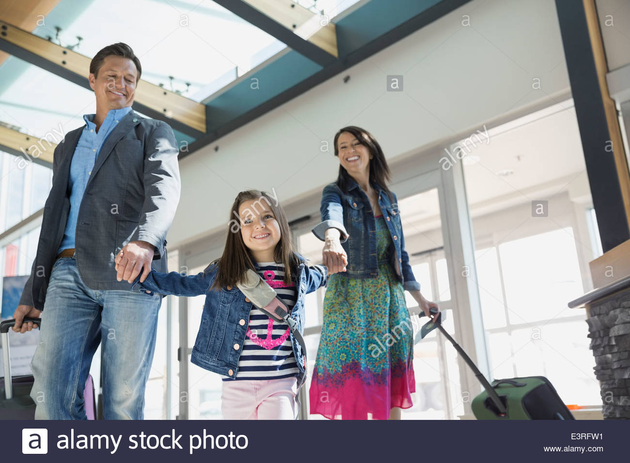 Tochter führenden Eltern in Flughafen Stockfoto