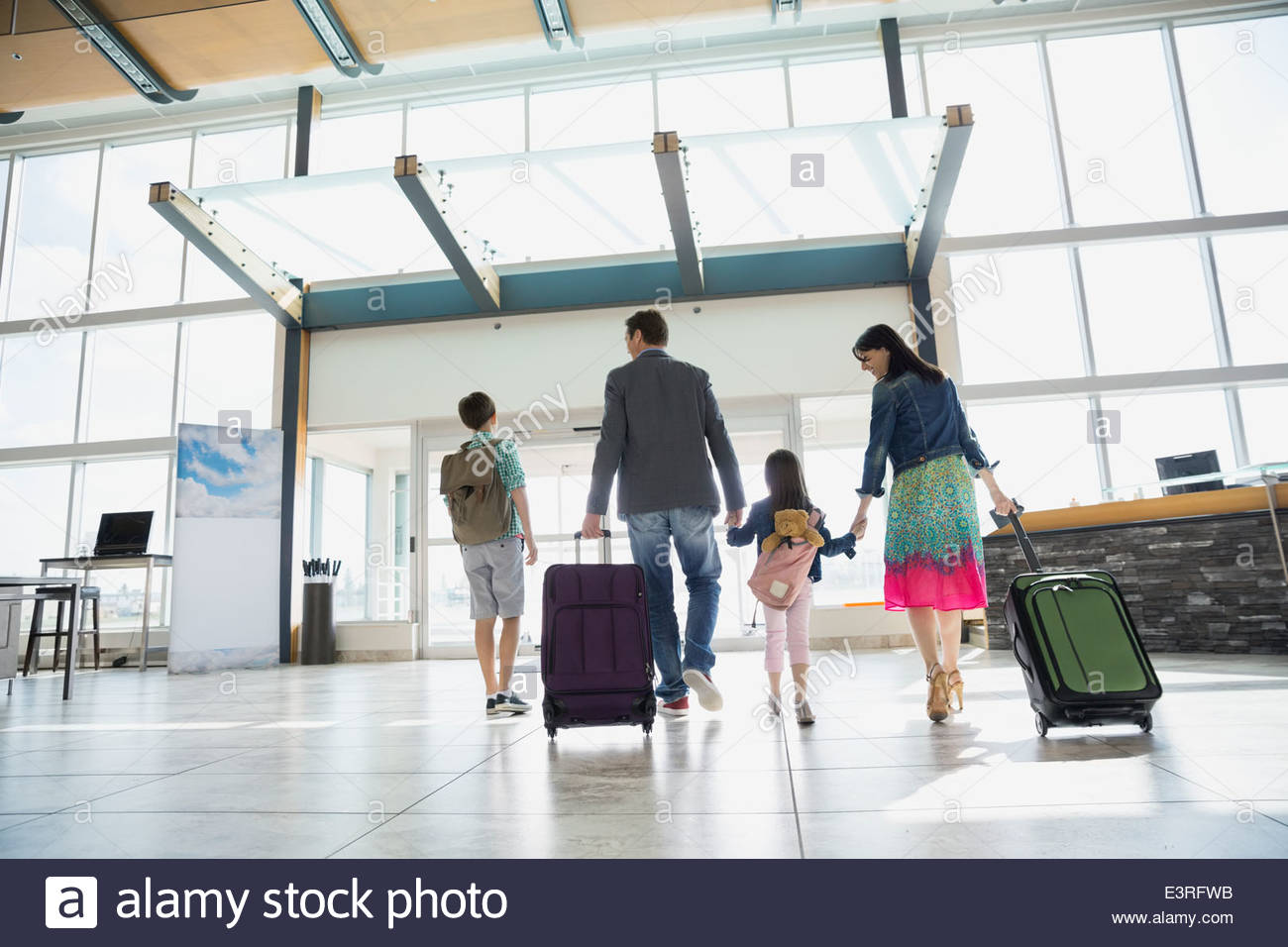Familie mit Koffer Flughafen verlassen Stockfoto