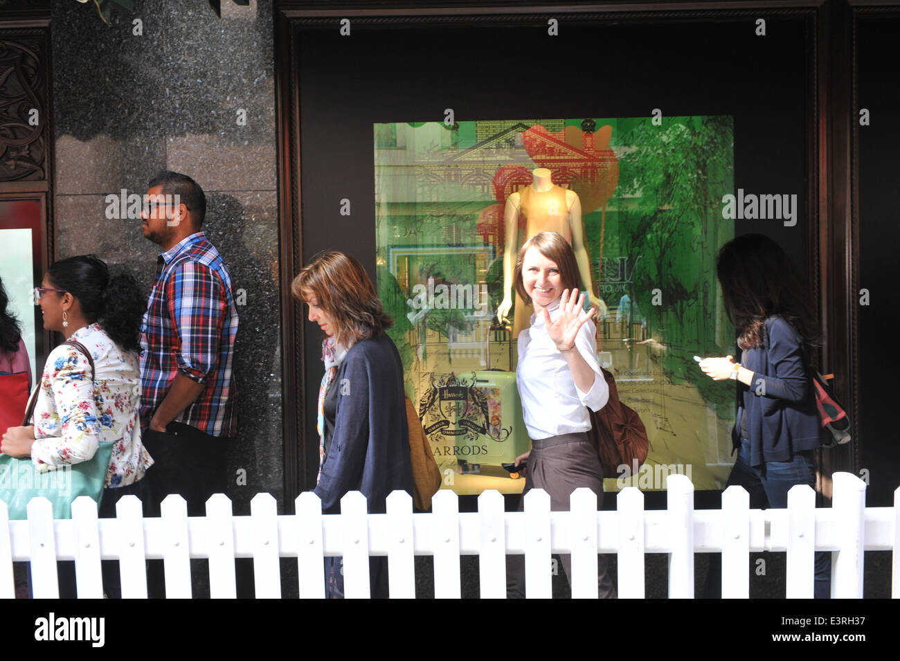 Knightsbridge, London, UK. 28. Juni 2014. Der Mensch in der Warteschlange als die Türen öffnen sich für den Start von Harrods Summer Sale. Bildnachweis: Matthew Chattle/Alamy Live-Nachrichten Stockfoto