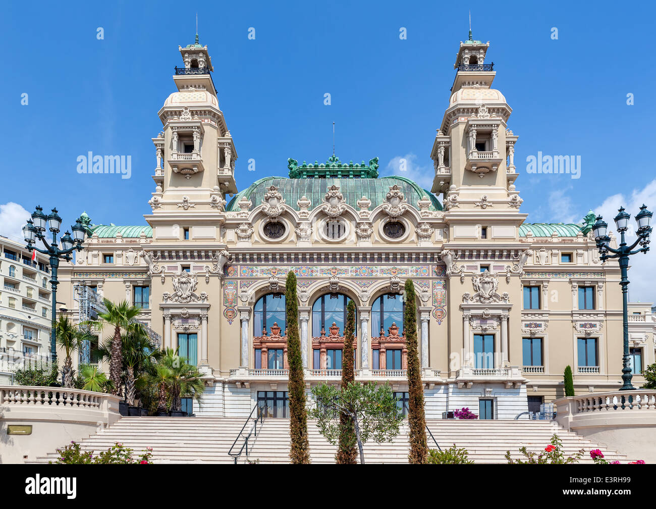 Fassade des Salle Garnier - enthält Unterhaltungskomplex, Casino und Oper in Monte Carlo, Monaco. Stockfoto