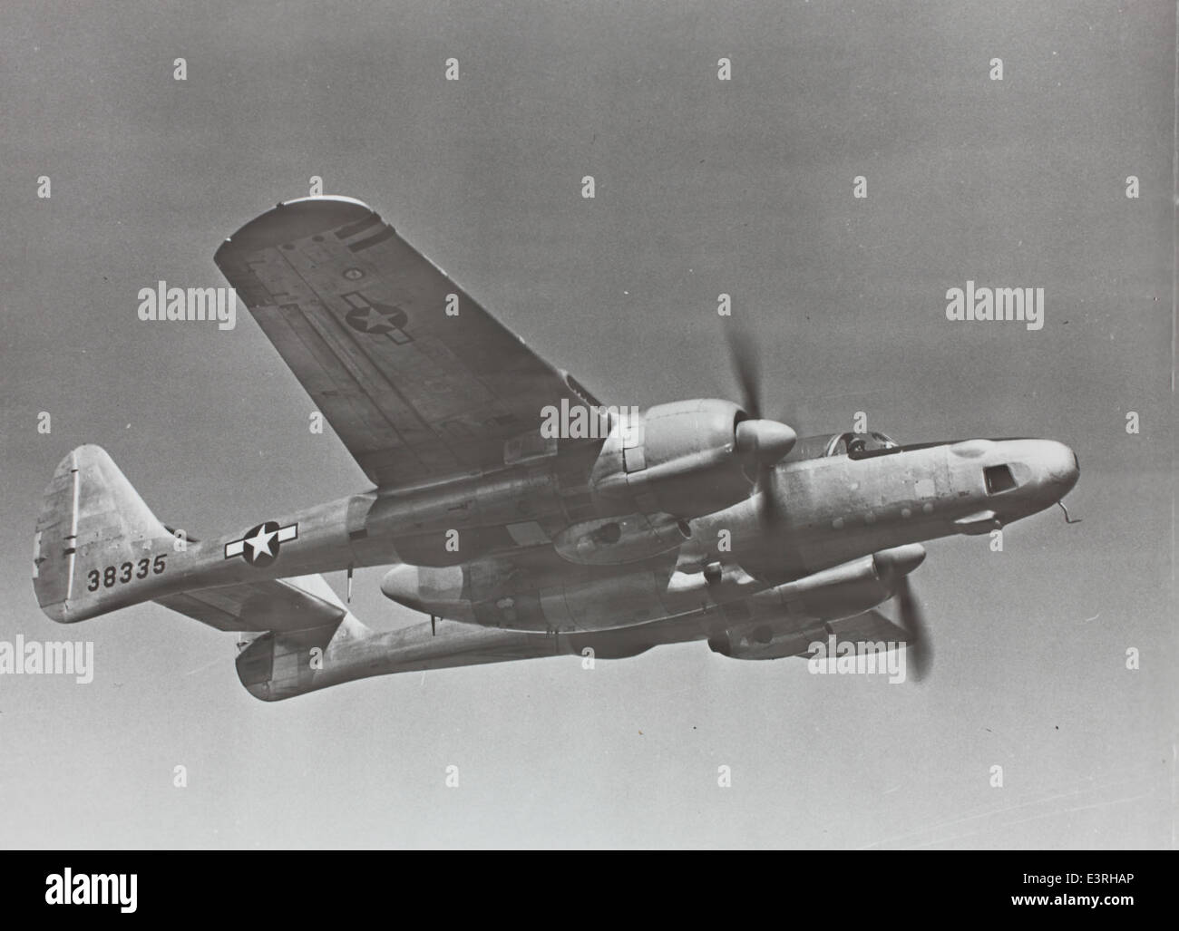 Dieses Foto aus der Charles M. Daniels Collection zeigt den F-15 Eagle, einen hochentwickelten Luftüberlegenheitsjäger. Es unterstreicht das Design des Flugzeugs und seine Rolle in der US Air Force als dominierende Kraft im Luftkampf. Stockfoto