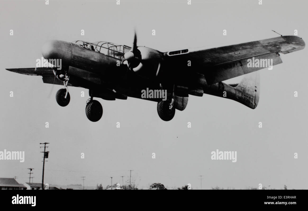 Die Northrop P-61 Black Widow war der erste zweimotorige Nachtjäger der USA, der während des Zweiten Weltkriegs eingesetzt wurde. Dieses Bild aus der Charles M. Daniels Collection zeigt sein unverwechselbares Design, einschließlich Radarausrüstung für Nachteinsätze, die hauptsächlich zur Bekämpfung feindlicher Bomber bei nächtlichen Angriffen eingesetzt wurde. Stockfoto