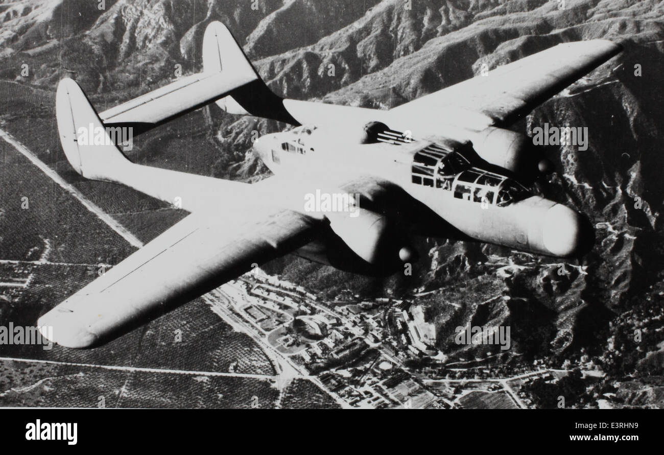 Die Northrop P-61 Black Widow war das erste US-Flugzeug, das speziell für Nachtkämpfe entwickelt wurde. Ausgestattet mit Radar und zweimotorigen Motoren diente die P-61 während des Zweiten Weltkriegs und spezialisierte sich auf das Abfangen feindlicher Bomber und Bodenziele während Nachtmissionen. Dieses Bild aus der Charles M. Daniels Kollektion zeigt das ikonische Design des P-61 und seine Rolle bei nächtlichen Kampfeinsätzen. Stockfoto