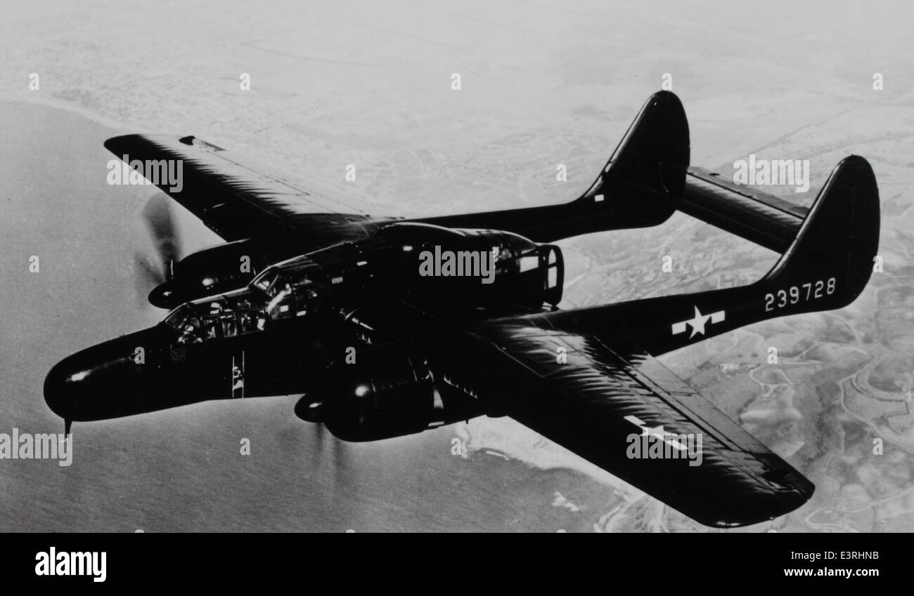 Dieses Bild aus der Charles M. Daniels Collection zeigt die Northrop P-61 Black Widow, ein Nachtjäger der US Army Air Forces, der während des Zweiten Weltkriegs in großem Umfang eingesetzt wurde. Die P-61 war bekannt für ihr unverwechselbares Doppelbumm-Design und ihre Rolle im nächtlichen Luftkampf. Stockfoto