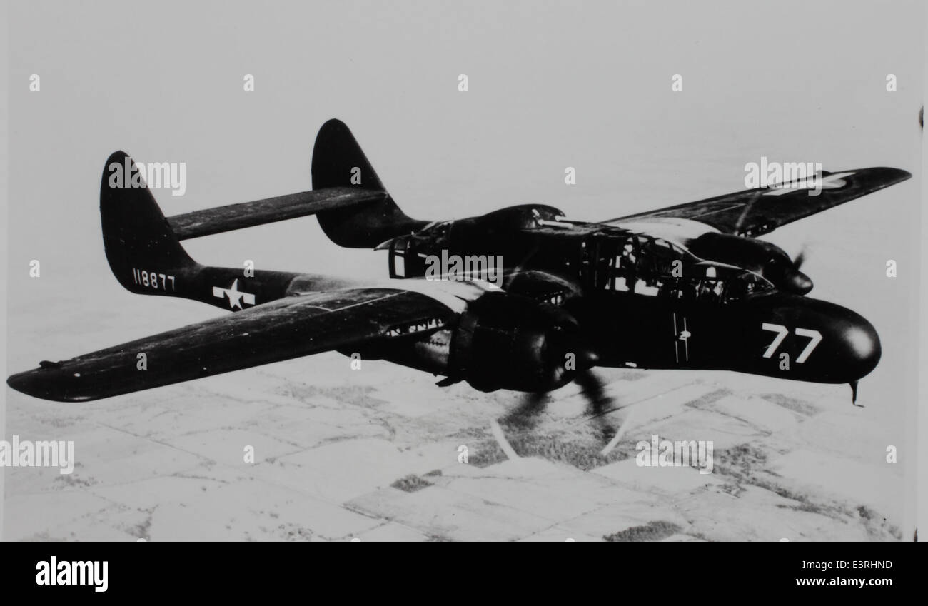 Dieses Foto aus der Charles M. Daniels-Kollektion zeigt die Northrop P-61 Black Widow, ein zweimotoriges amerikanisches Kampfflugzeug aus dem Zweiten Weltkrieg, das für Nachtkämpfe und Langstreckenmissionen entwickelt wurde. Es war eines der ersten mit Radar ausgestatteten Flugzeuge. Stockfoto
