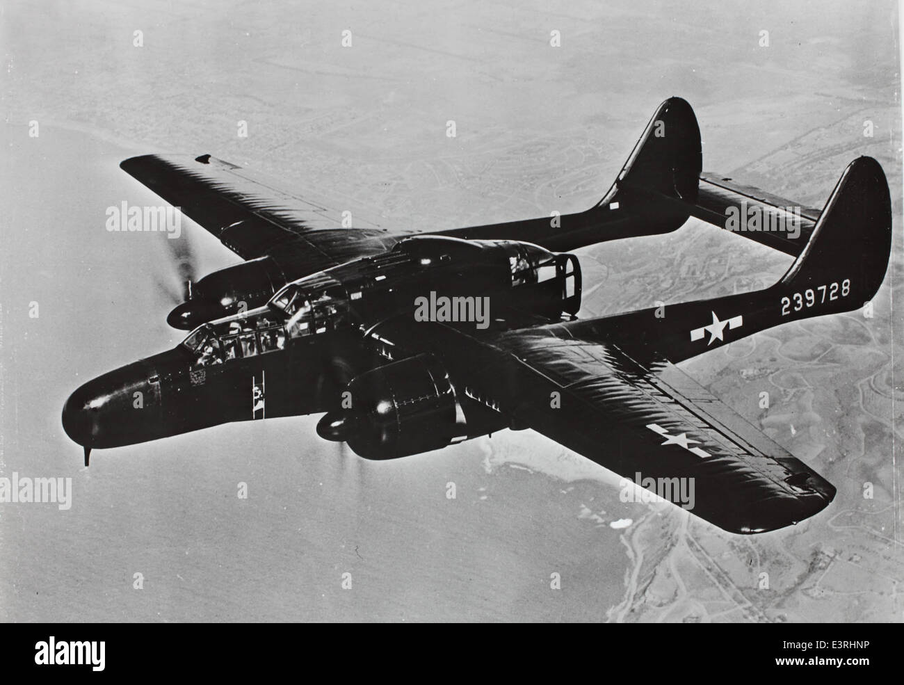 Dieses Bild aus der Charles M. Daniels Collection zeigt die Northrop P-61 Black Widow, einen zweimotorigen Nachtjäger, der während des Zweiten Weltkriegs von der US Army Air Forces eingesetzt wurde. Die P-61 war mit einem fortschrittlichen Radar ausgestattet und wurde entwickelt, um feindliche Bomber nachts zu bekämpfen. Stockfoto