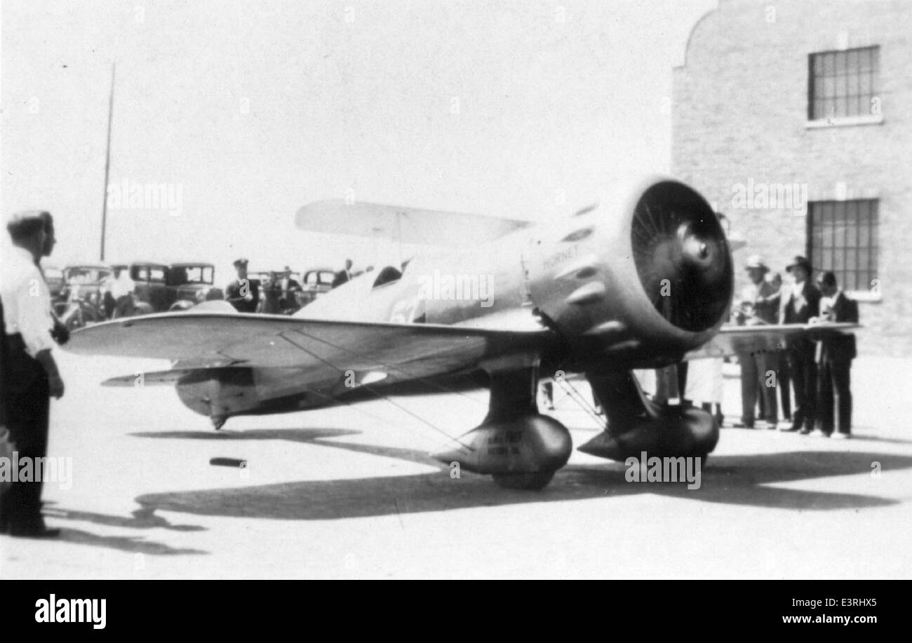 Dieses Bild aus der Charles M. Daniels Collection zeigt Jimmy Wedells Macmillan Ring-Free Special, einen Air Racer, der von einem Pratt & Whitney Hornet Motor angetrieben wird. Das Flugzeug mit der Bezeichnung NR61Y war ein bemerkenswerter Teilnehmer an Luftrennen. Stockfoto
