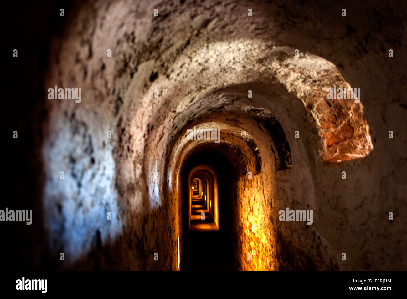 Ein unterirdischer Gang in der kleinen Festung in Theresienstadt in der Tschechischen Republik. Stockfoto