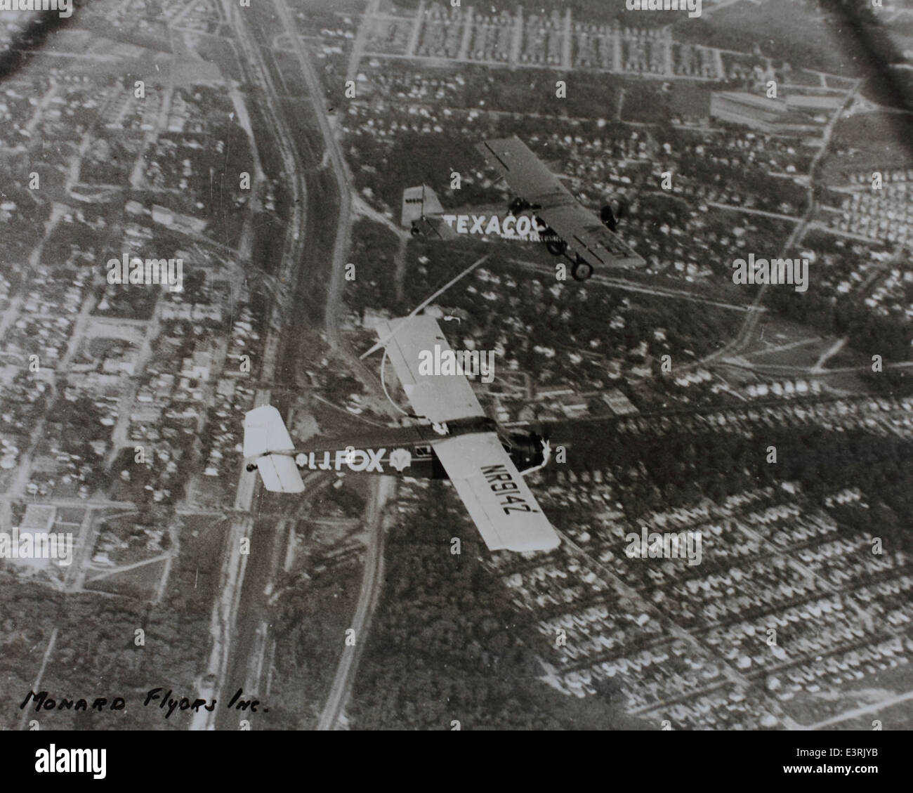 Dieses Foto aus dem Jahr 1929 zeigt I.J. Fox mit Texacos Fliegerinnen, die ihre Beteiligung an der frühen Luftfahrtgeschichte und die Rolle der Frauen im Flug in den späten 1920er Jahren hervorheben Diese Pionierfrauen leisteten in einer Zeit, in der weibliche Piloten relativ selten waren, einen bedeutenden Beitrag zur Luftfahrtindustrie. Stockfoto