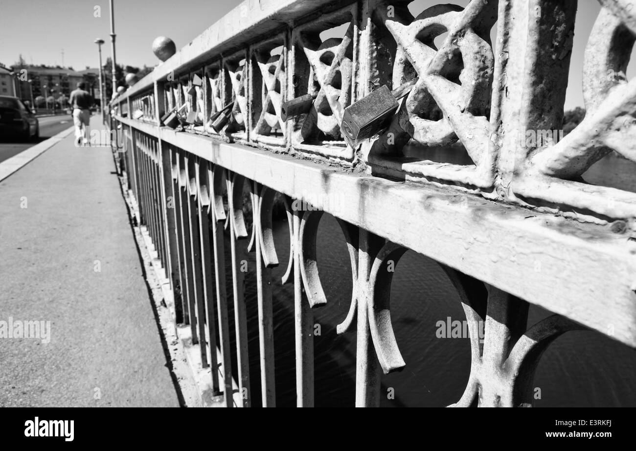 Liebesschlösser auf einer Brücke in Salamanca, Spanien Stockfoto