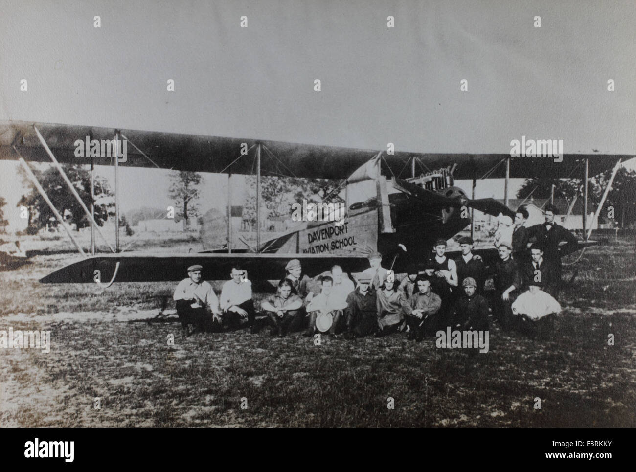 NETA Snook, eine Pionierin, posiert 1917 an der Davenport Aviation School. Sie war eine der frühen Frauen in der Luftfahrt und trug maßgeblich zum Wachstum der Frauen in der Luftfahrt bei. Stockfoto