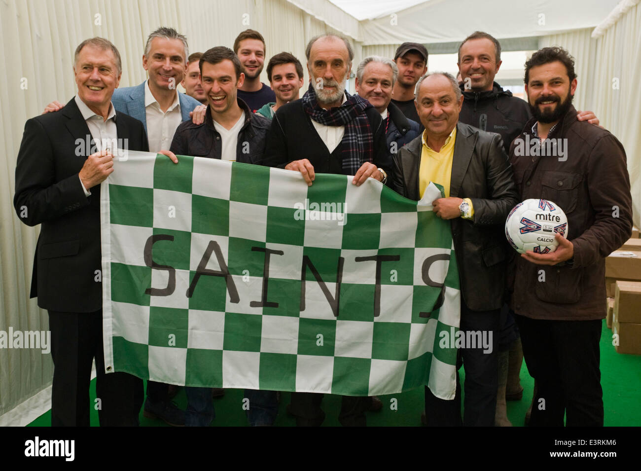 Fußball-Legenden Sir Geoff Hurst, Osvaldo Ardiles, Ricardo Villa & Alan Smith mit lokalen Hay-on-Wye-Fußball-Nationalmannschaft bei Hay Festival 2014. © Jeff Morgan Stockfoto