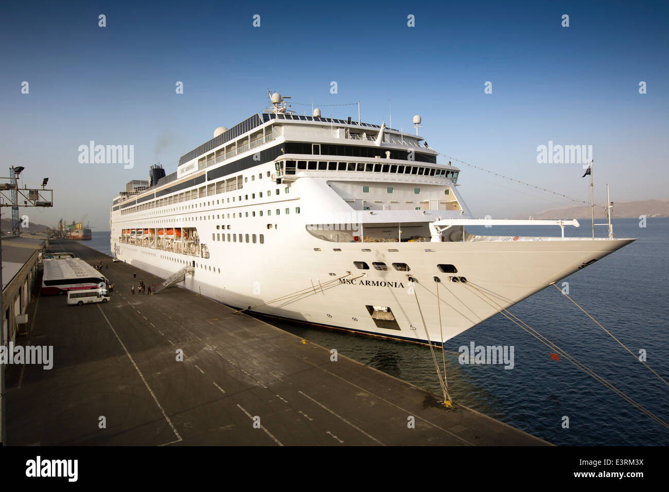 Jordanien, Hafen von Aqaba, MSC Kreuzfahrtschiff Armonia, vertäut im dock Stockfoto