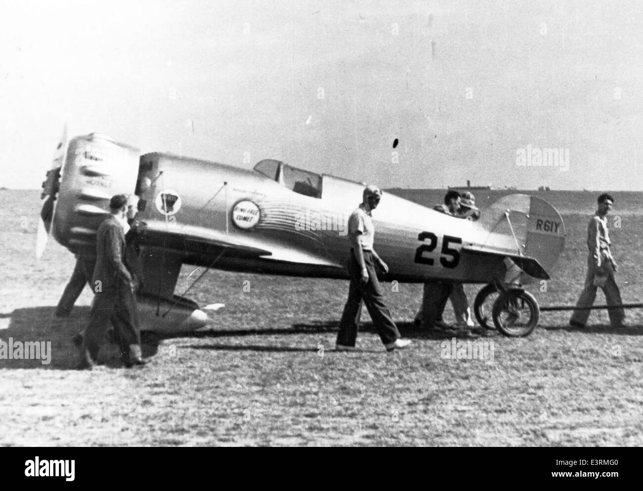 Dieses Foto aus der Charles M. Daniels Collection zeigt ein klassisches Luftsportflugzeug, das mit einem Pratt & Whitney Hornet-Motor angetrieben wird. Es veranschaulicht die Wettbewerbscharakteristik früherer Luftsportarten, wie das Jimmy Wedell Macmillan Ring-Free Special veranschaulicht. Stockfoto