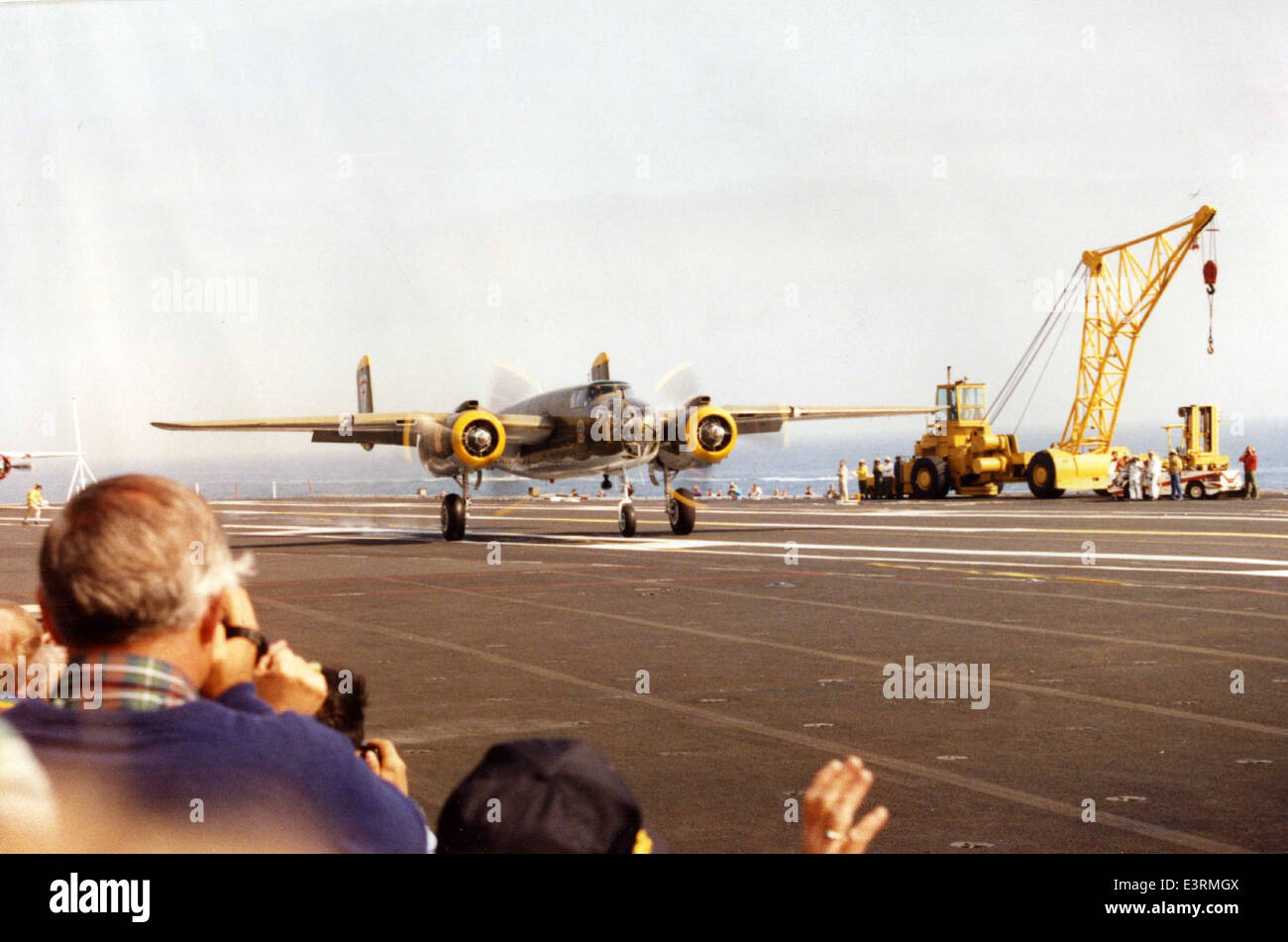 Die B-25 Mitchell, die auf diesem Foto aus der Charles M. Daniels-Sammlung zu sehen ist, ist ein berühmtes Bomberflugzeug aus dem Zweiten Weltkrieg. Das Modell 44-30748, auch „Heavenly Body“ genannt, wurde von zwei Wright R-2600 Cyclone-Motoren angetrieben. Bekannt für seine Vielseitigkeit bei Bombenangriffen und Bodenangriffen, war die B-25 während des Zweiten Weltkriegs ein wichtiger Pluspunkt im pazifischen und europäischen Theater. Stockfoto