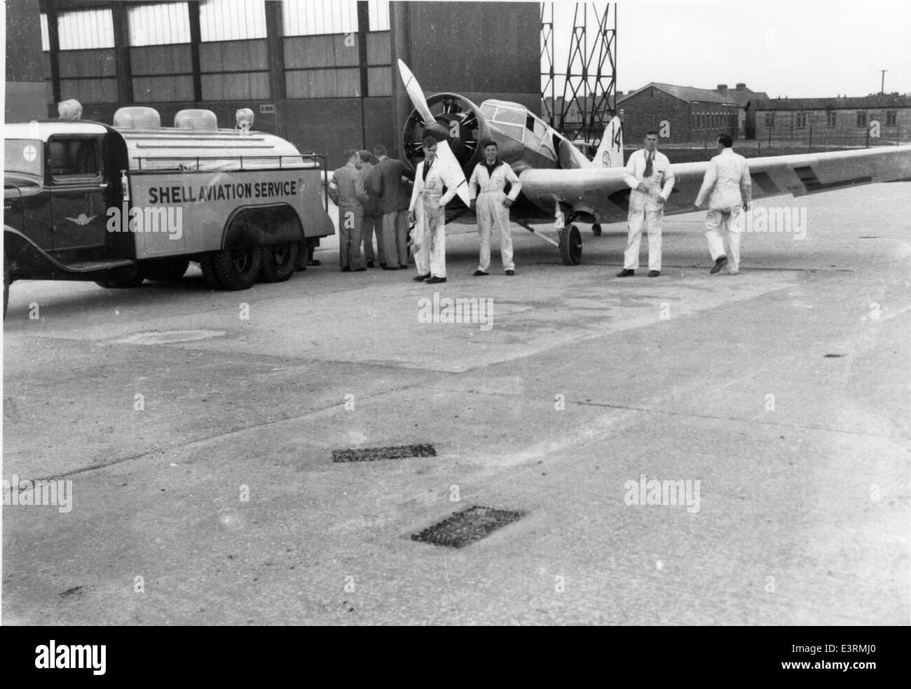 Foto aus der Charles M. Daniels Collection mit einem Tankschiff des Shell Aviation Service bei der RAF Mildenhall. Stockfoto