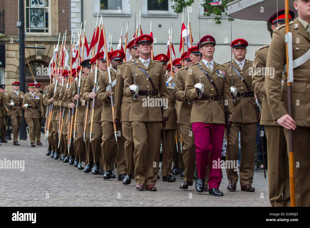 Northampton, UK. 28. Juni 2014. 9./12. Royal Lancers parade stolz durch Northampton Stadtzentrum wie das Regiment in das Vereinigte Königreich nach Monaten Dienst in Afghanistan und anlässlich der Armed Forces Day zurück. Dies ist das erste Mal das Regiment die Möglichkeit, durch die Straßen von Northampton zu marschieren, da Freiheit des Bezirks in 2012 vergeben hatte. Bildnachweis: Keith J Smith. / Alamy Live News Stockfoto