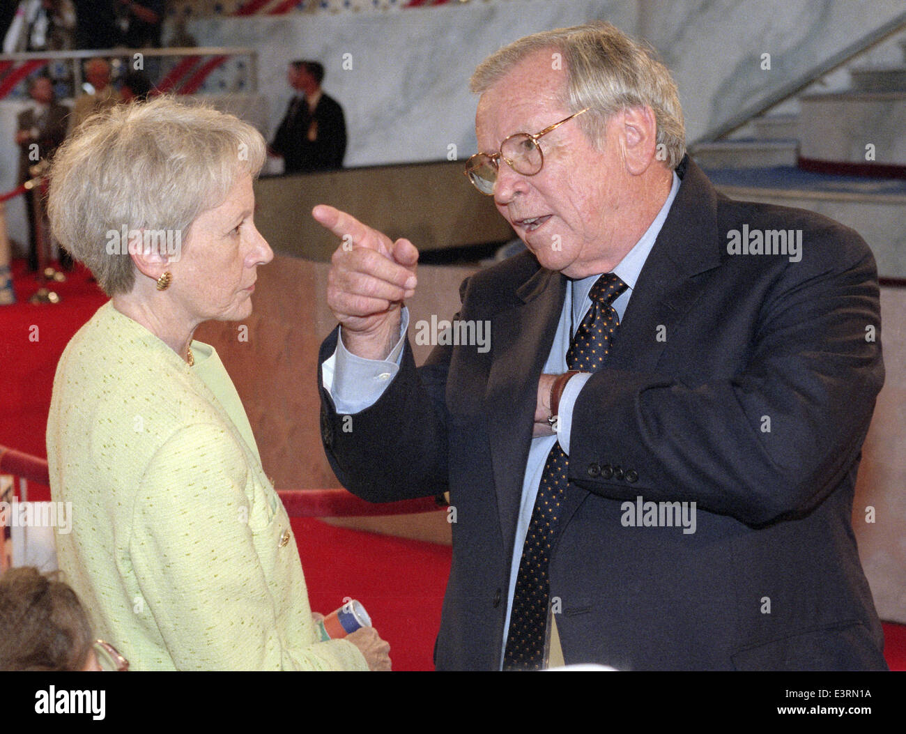 Den Ruhestand Vereinigte Staaten Senator Nancy Landon Kassebaum (Republikanische of Kansas), links, und ehemalige White House Chief Of Staff (unter Reagan) und ehemalige US Senator Howard Baker (Republikanische von Tennessee), Recht, sprechen Sie mit Delegierten in der Kansas-Delegation bei der GOP-Convention in San Diego, Kalifornien am 12. August 1996. Kassebaum und Bäcker sind gemunkelt, Ehe in Betracht ziehen. Bildnachweis: Ron Sachs / CNP Stockfoto