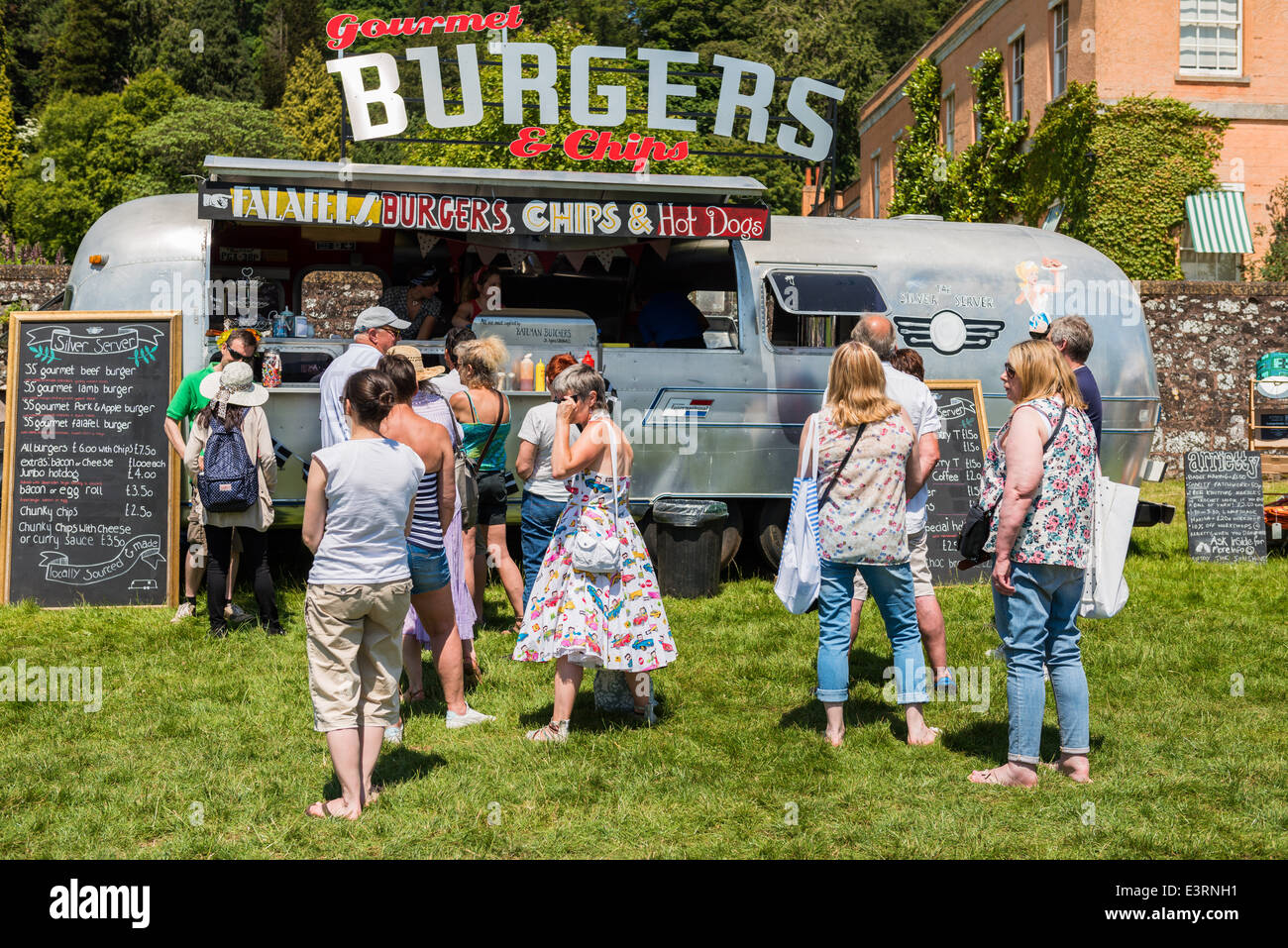 East Devon, 21. Juni 2014. Eine Gartenparty und Fete hat einen umgebauten amerikanischen Wohnwagen Burger Bar für Erfrischungen vor Ort. Stockfoto