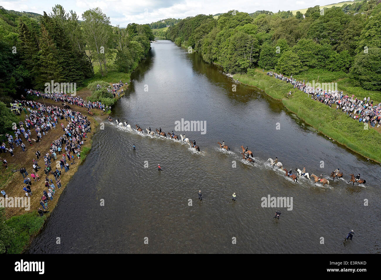 Galashiels, Selkirkshire, UK. 28. Juni 2014. Braw Jungs treffen 2014 Fording Tweed in Abbotsford. teilgenommen mehr als 340 angebrachten Anhänger die Fahrt gegründet 1930, die Geschichte der Stadt zu feiern. Vorläufige Ereignisse vorausgehen der wichtigsten Zeremonien am Samstag die beginnen mit dem Braw Knaben empfangen die Burgh-Flagge und führt seine Anhänger montiert, die Raid-Stane. Im Jahre 1337 getötet Gala Jungs hier englische Jäger in einem Feld von wilden Pflaumen. Bildnachweis: Rob Gray/Alamy Live-Nachrichten Stockfoto