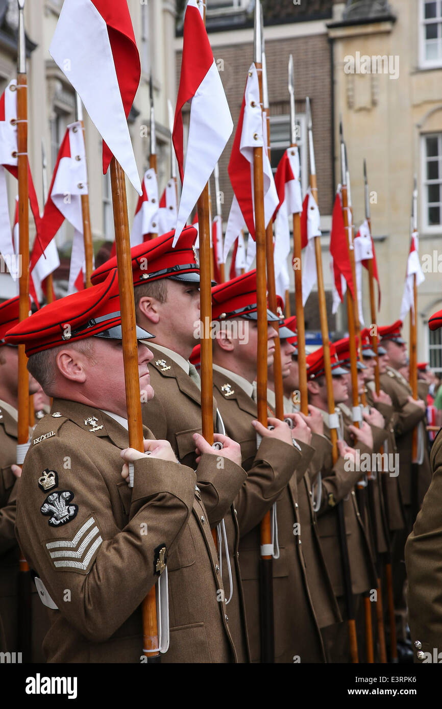 Northampton, UK. 28. Juni 2014. 9./12. Royal Lancers parade stolz durch Northampton Stadtzentrum wie das Regiment in das Vereinigte Königreich nach Monaten Dienst in Afghanistan und anlässlich der Armed Forces Day zurück. Dies ist das erste Mal das Regiment die Möglichkeit, durch die Straßen von Northampton zu marschieren, da Freiheit des Bezirks in 2012 vergeben hatte. Bildnachweis: Keith J Smith. / Alamy Live News Stockfoto