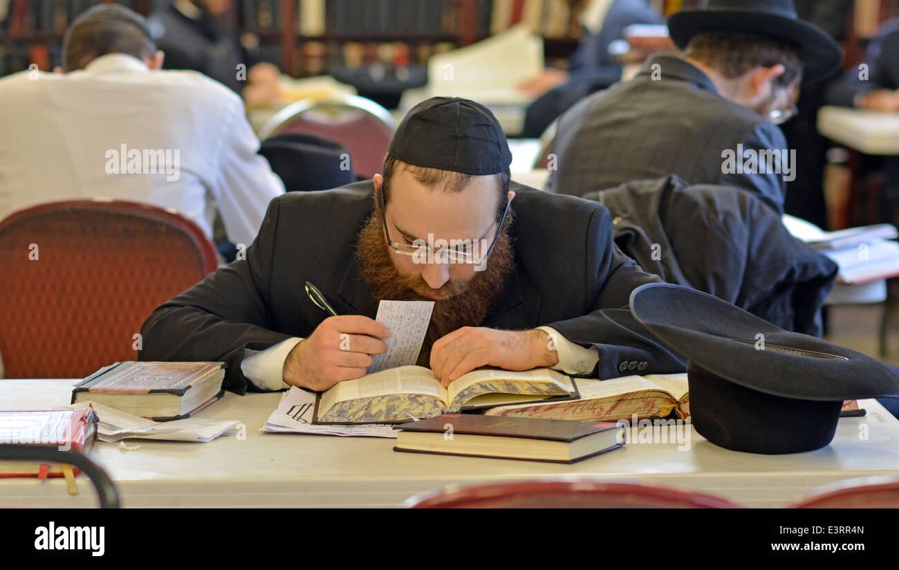Eine orthodoxe Rabbiner, jüdischer Jurastudium in einer Synagoge in Crown Heights, Brooklyn, New York Stockfoto